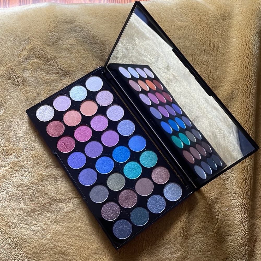 Revolution eyeshadow palette